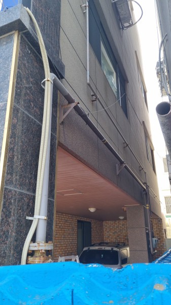 R_1. 좌측면의 가스배관과 석재마감.jpg