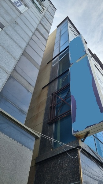 R_3-2-가. 건물 우측면 간판대의 부식으로 인한 오염1.jpg