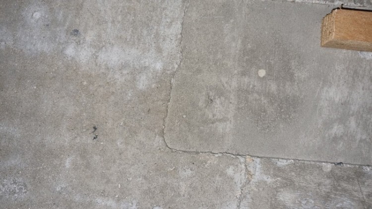 R_2-가. 거푸집이 덜뜯긴것 처럼 보이는 필로티 천장부.jpg