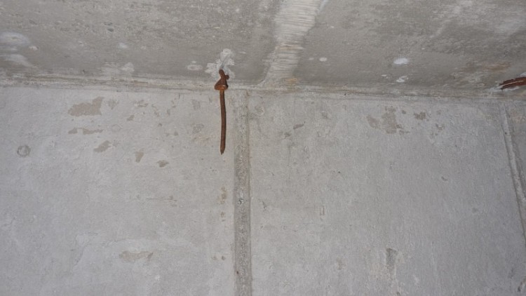 R_2-나. 필로티 천장부의 철묶음.jpg