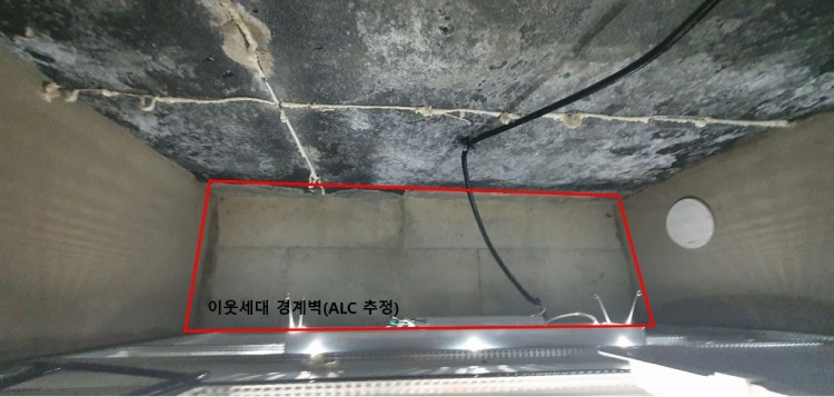 안방 화장실 점검구 이웃세대 바라본 시점.JPG