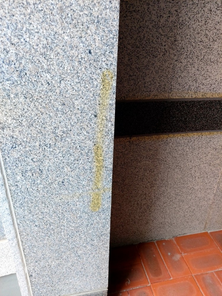 필로티 입구 외벽.jpg