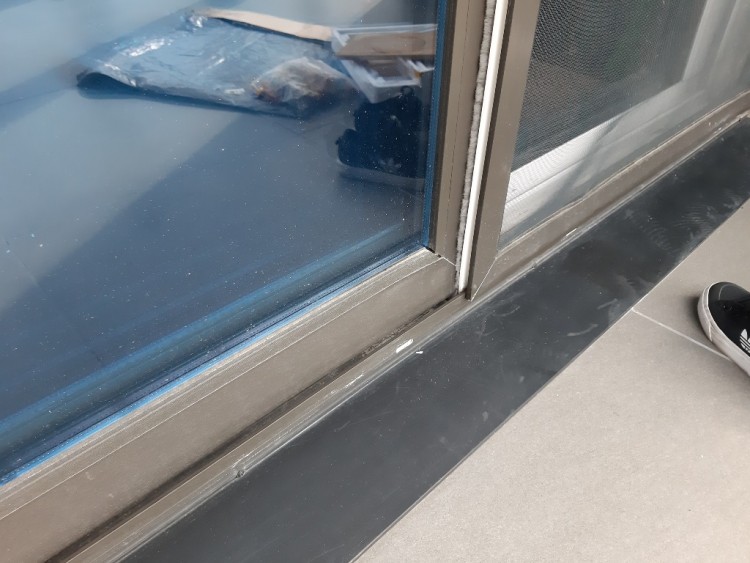 거실창_창틀하부 틈새.jpg