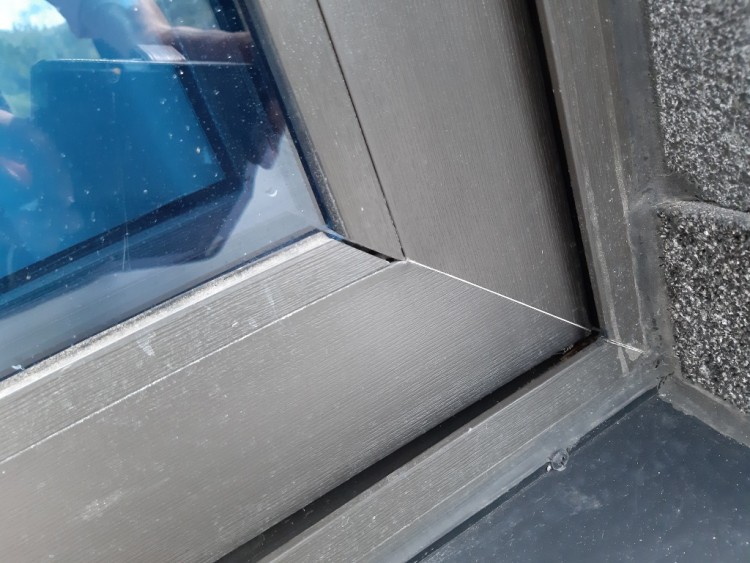 안방창_창틀하부 틈새.jpg