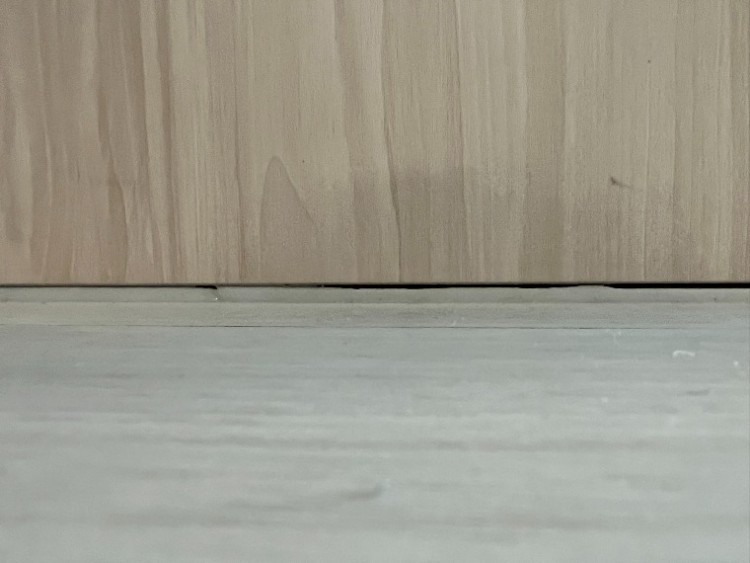 벽체 바닥 이격 틈새 노출2.jpg