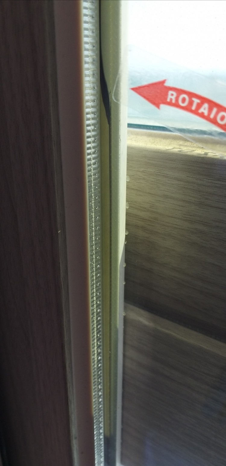 거실창호 실리콘 충진불량.jpg