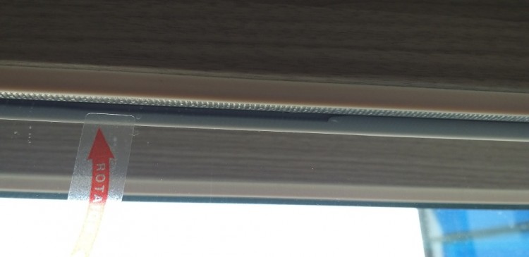 거실창호 실실콘 충진불량 상단.jpg