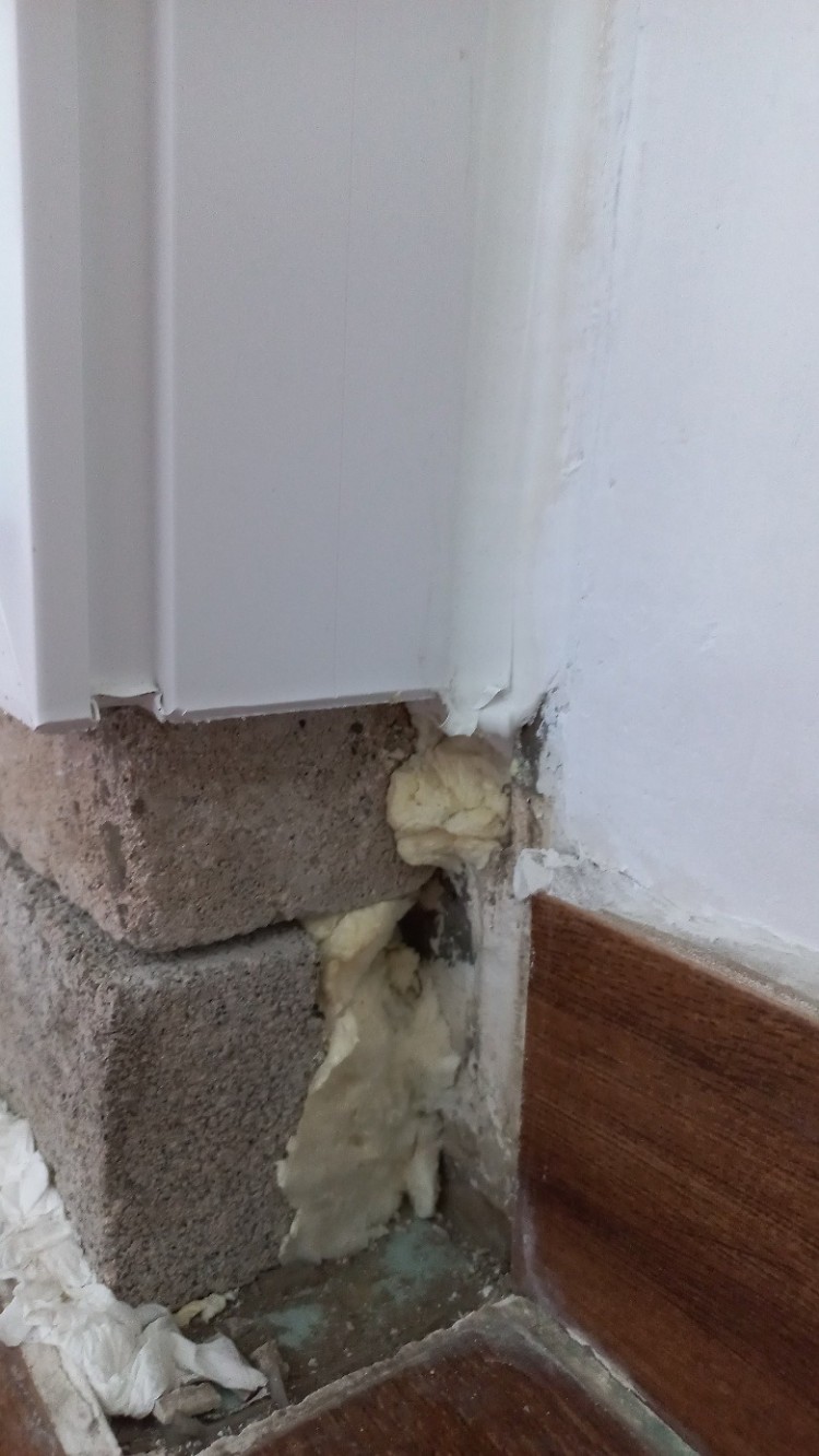 샷시우측하단 누수.jpg