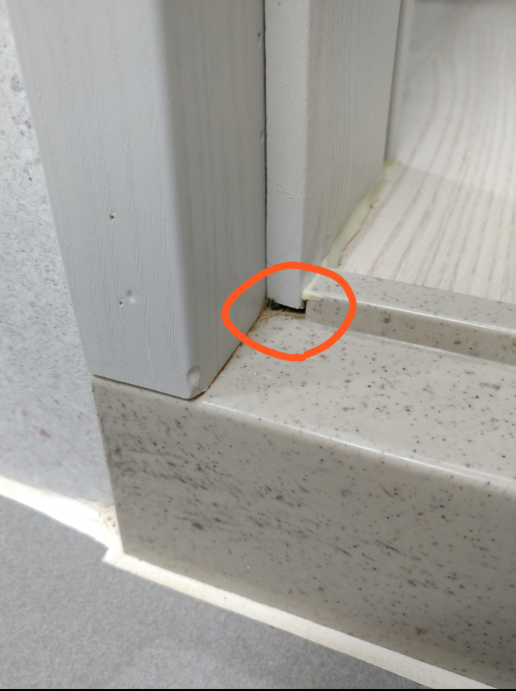 욕실1 문틀 좌측.png