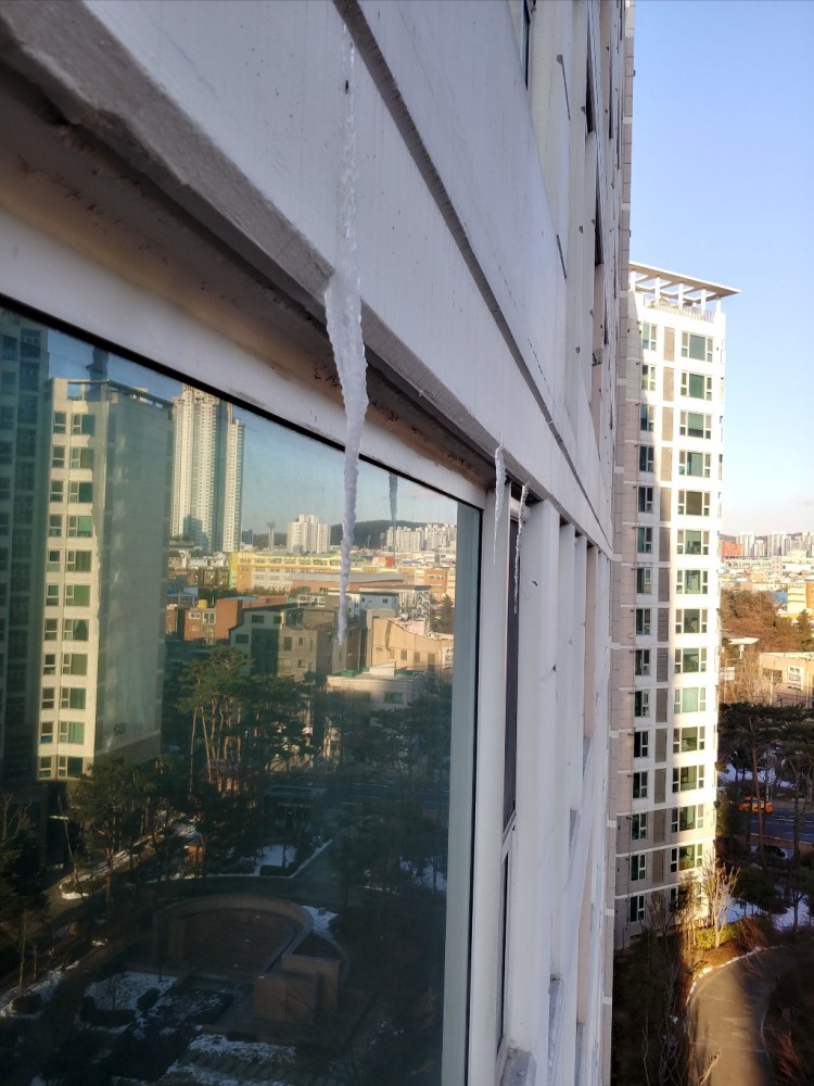 2월4일 거실 고드름 외부2.jpg