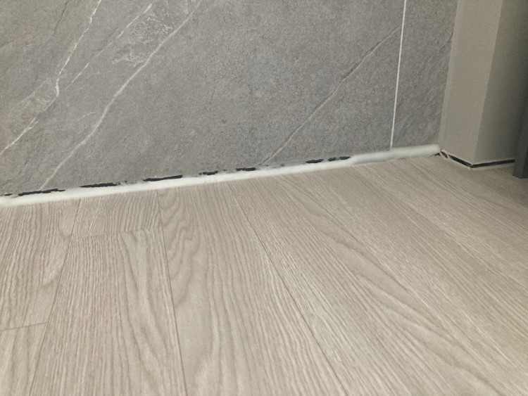 24.7 주방 벽타일과 마루.jpg