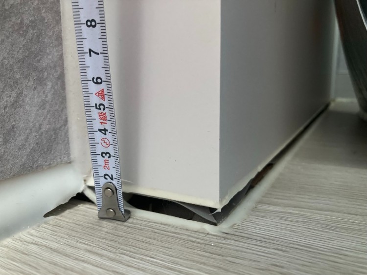 24.9.주방 냉장고장과 마루 틈새.jpg