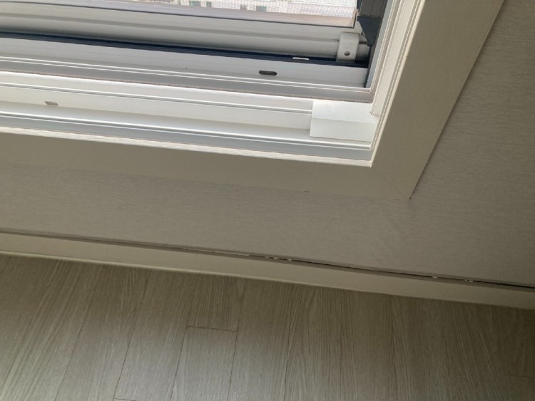 25.7.  주방 옆 거실 측면 걸레받이 들뜸.jpg