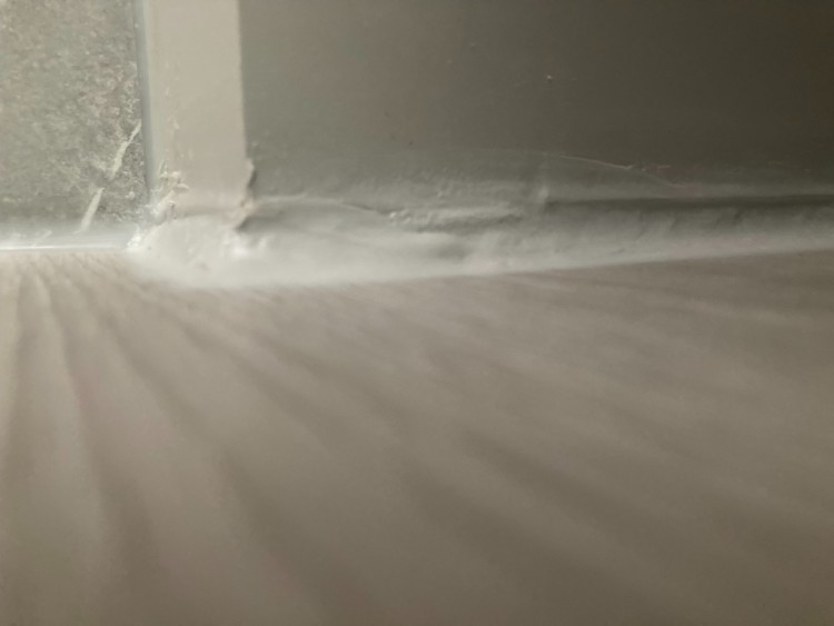 24.10.하자보수 실리콘투성이.jpg