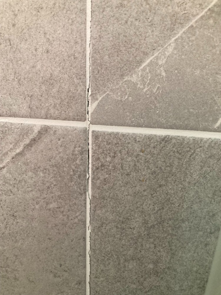 25.7. 주방창 아래 교체한 타일 불룩 튀어나옴..jpg