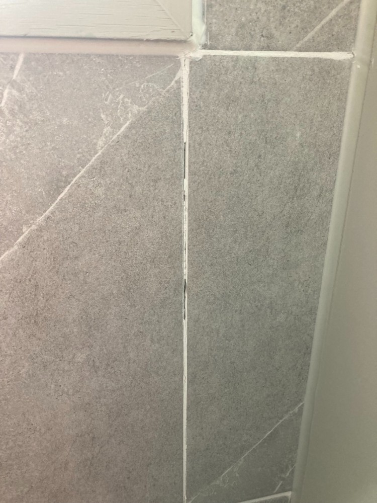 25.7. 주방창 아래 교체한 타일 줄눈 세로금 다시 출현.jpg