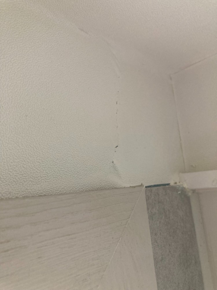 25.7. 주방창 위 균열.jpg