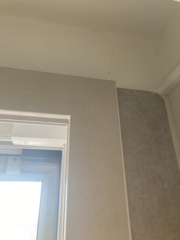 25.7. 주방창 위 균열2.jpg