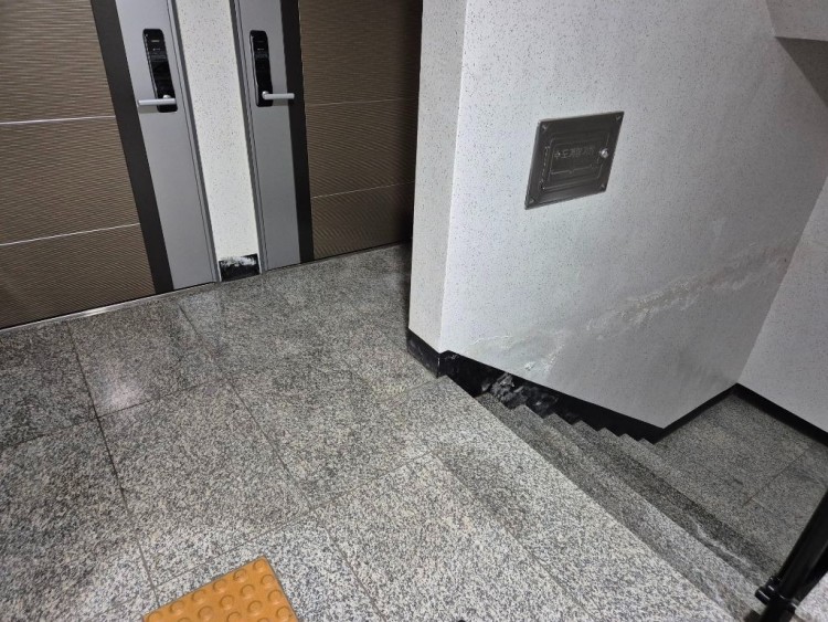 4층 누수 흔적.jpg