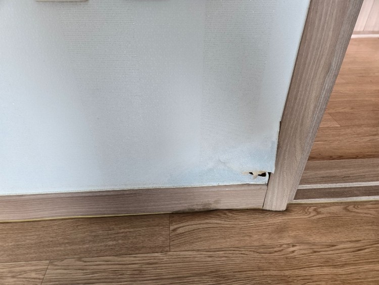 방 내부 방문옆 벽지.jpg