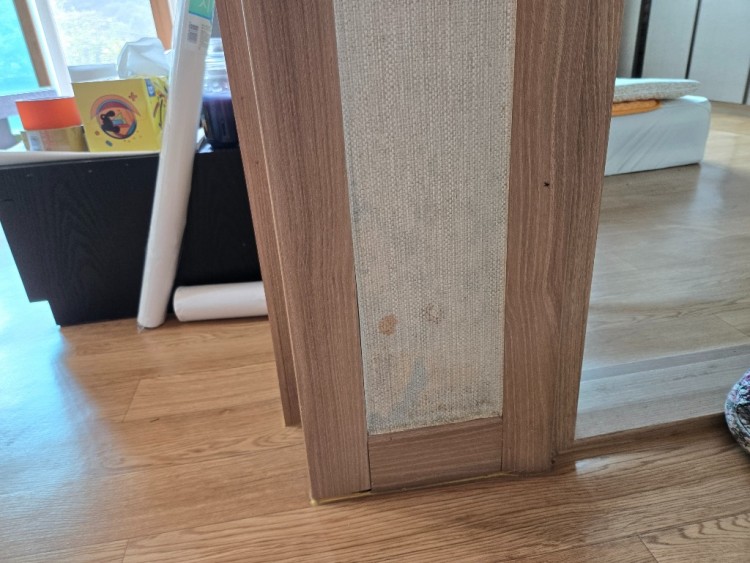 방 외부 방문옆 벽지.jpg