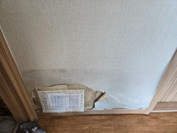 화장실 방문앞 벽지.jpg