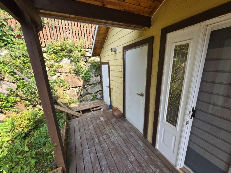 주택 현관 앞(석축을 바라보고).jpg