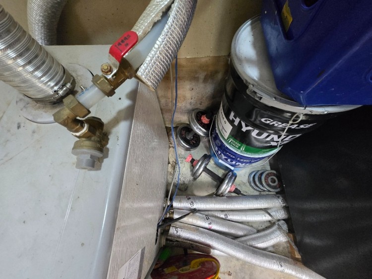 보일러실 하부 흙 젖음.jpg