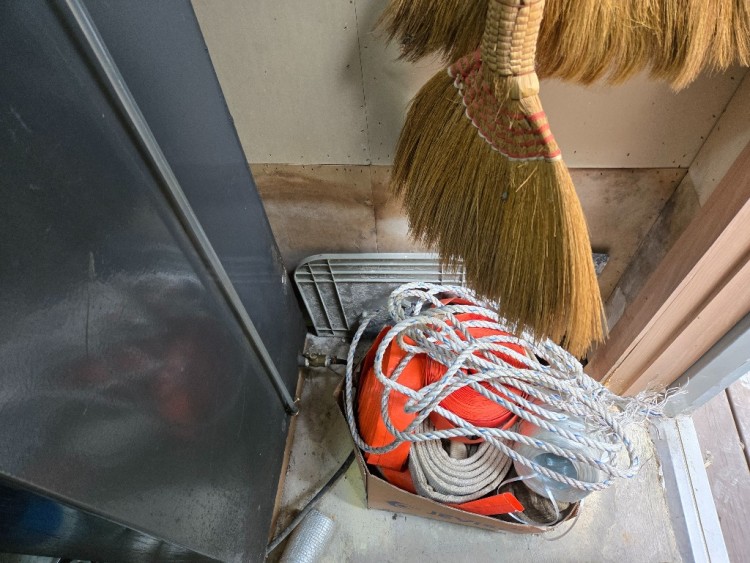 보일러실 벽면 젖음.jpg