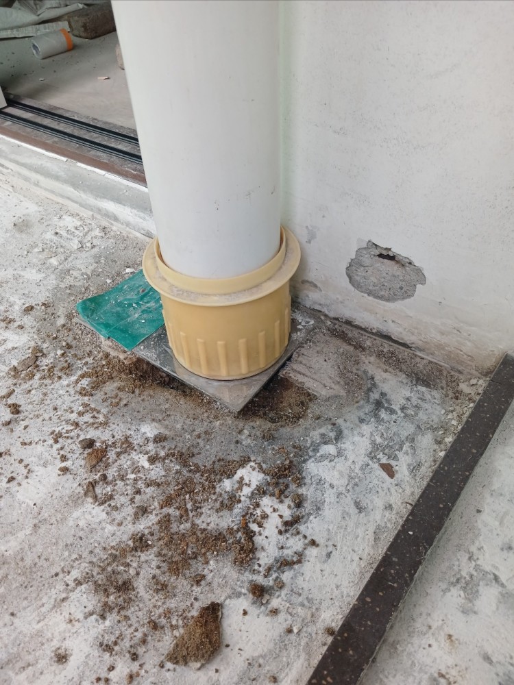 우수관4 유가 아래를 손으로 파낸 모습.jpg