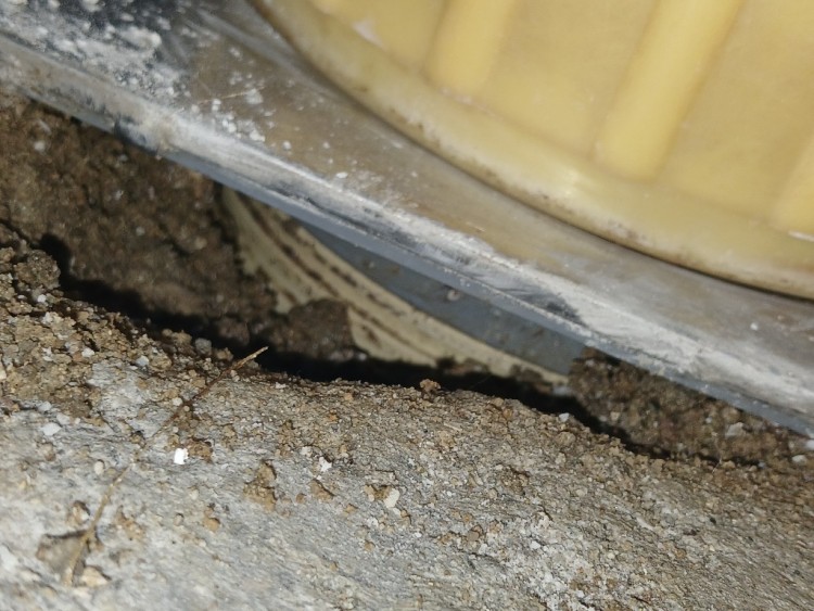 우수관5 손으로 파낸 후 유가 아래로 보이는 우수관 연결 부위.jpg