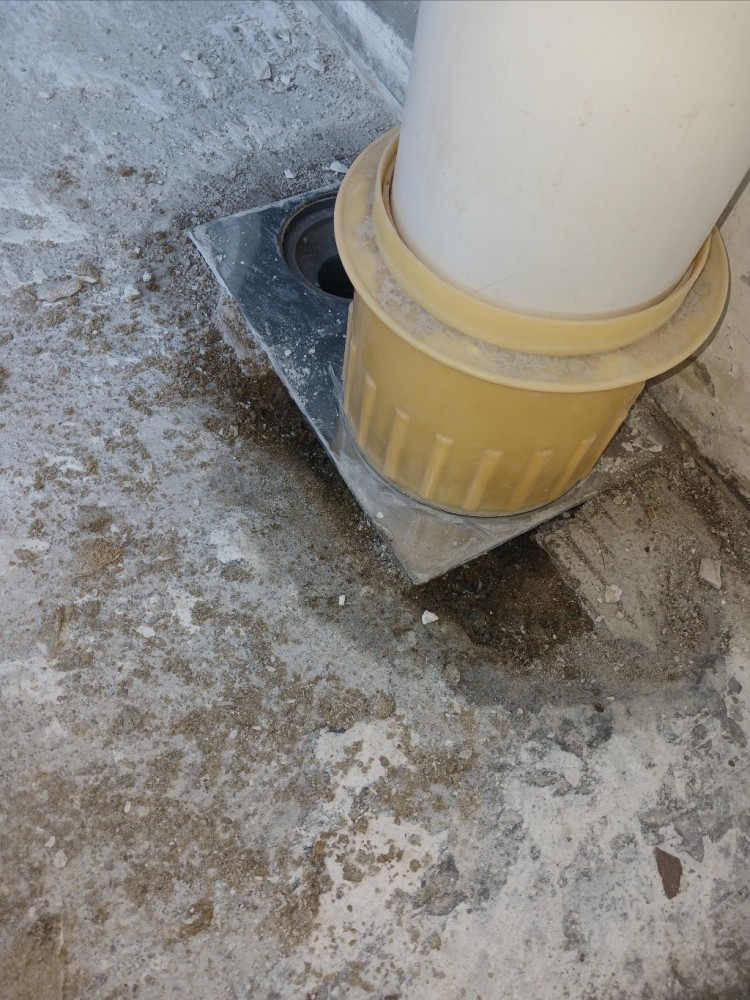 우수관7 이틑날에도 마르지 않은 모습.jpg