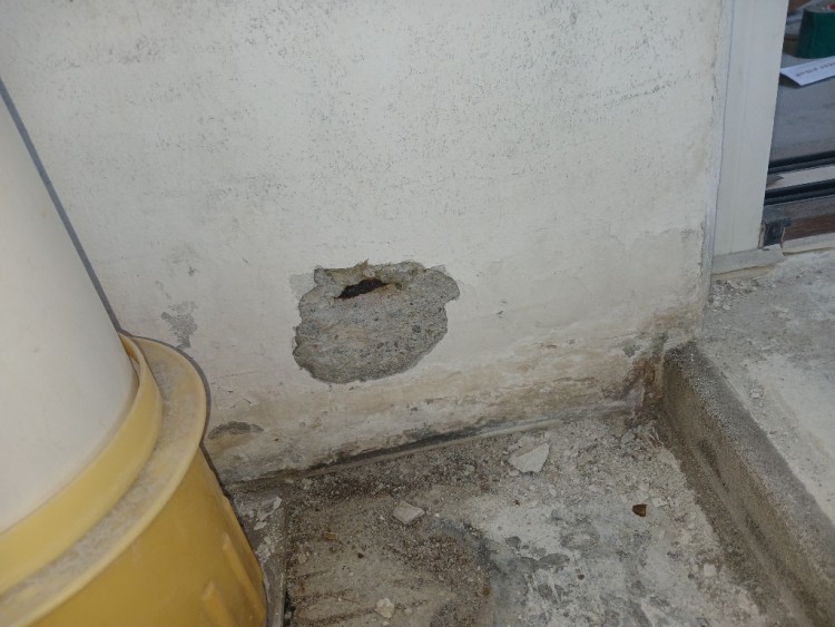 우수관8 우수관 주변 곰팡이와 벽체 떨어져 철근 드러나 모습.jpg