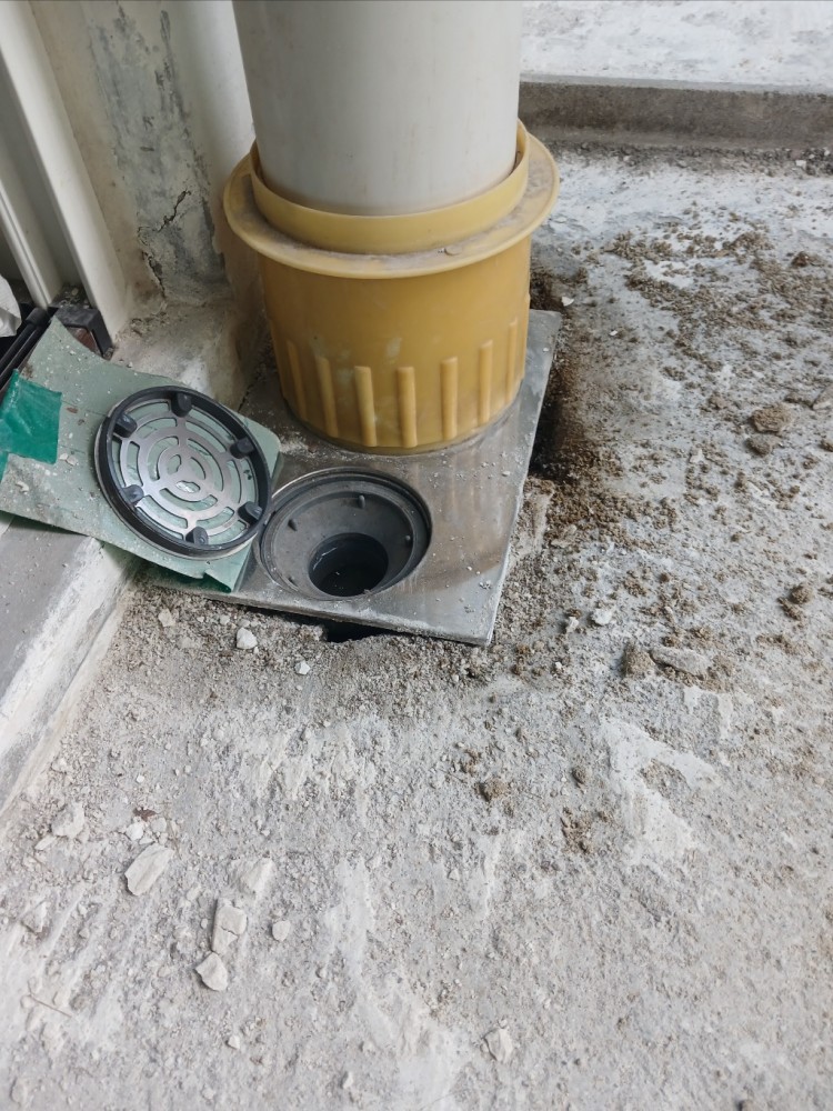 우수관9 우수관 주변 벽체 페인트 박리와 변색.jpg